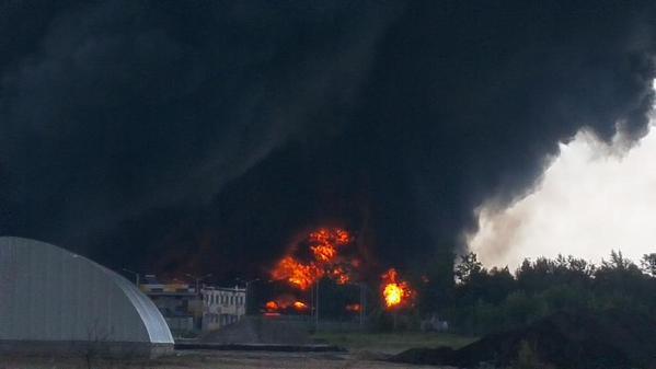 Risc ridicat de ploi acide în Ucraina şi ţările vecine, din cauza incendiului de la depozitul petrolier de lângă Kiev