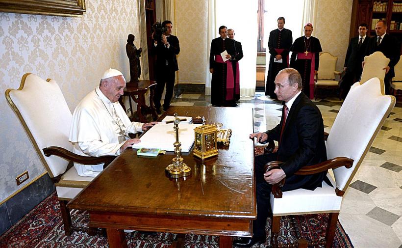 Putin şi obiceiul său de întârzia la întâlnirile oficiale. Papa Francisc l-a aşteptat o oră