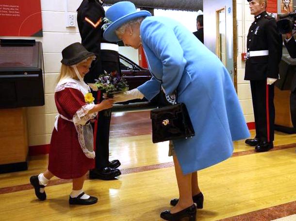 O fetiţă a fost lovită de un soldat după ce i-a dăruit flori Reginei Elisabeta a II-a (VIDEO)