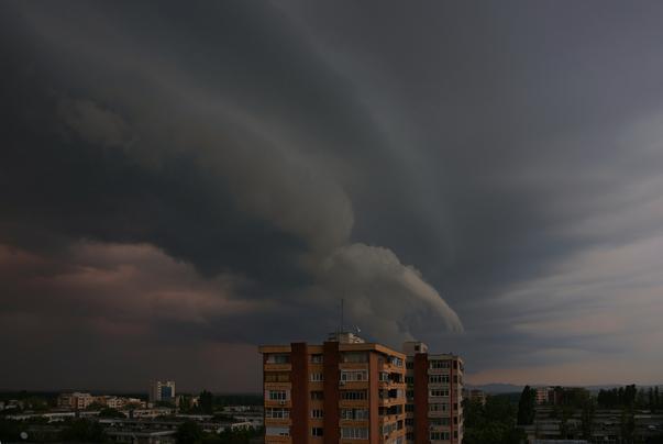 WEB CAM. COD GALBEN de ploi şi descărcări electrice în Bucureşti şi judeţele Ilfov, Prahova, Călăraşi şi Dâmboviţa, în următoarea oră