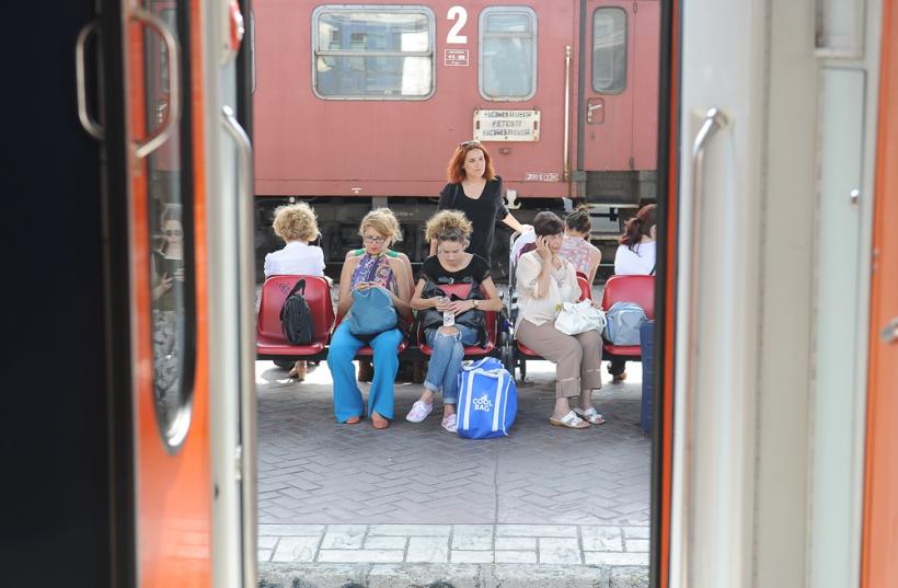 Turiştii ar putea beneficia de transport cu autocare până la tren