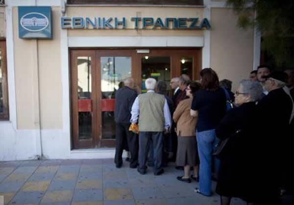 Grecii îşi golesc conturile din bănci. Rata retragerilor este de 200-300 milioane de euro pe zi