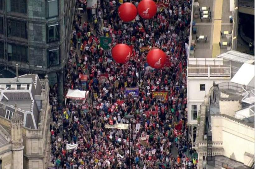Britanicii sunt furioși. Mii de persoane demonstrează la Londra împotriva politicii de austeritate (VIDEO)