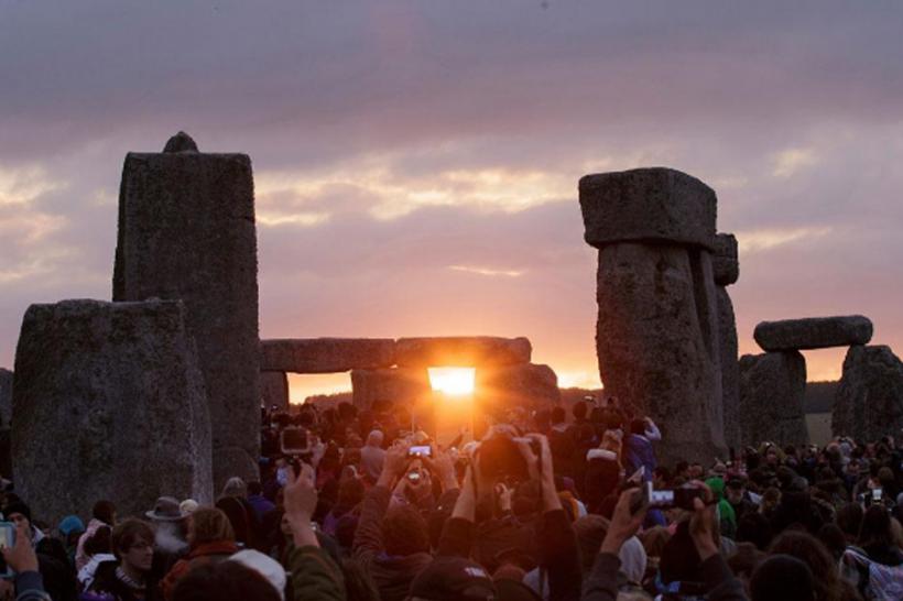 23.000 de oameni s-au strâns la Stonehenge cu ocazia solstițiului de vară (GALERIE FOTO)