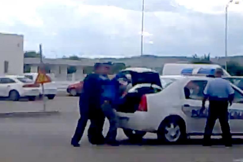 De ce nişte poliţişti au băgat un om în portbagajul maşinii lor. Explicaţia este halucinantă (VIDEO)