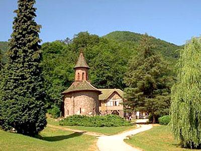 Continuă modernizarea drumului judeţean spre Mănăstirea Prislop din județul Hunedoara