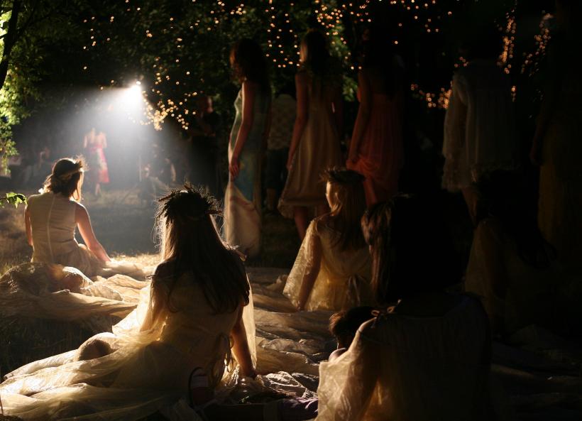 Noaptea de Sânziene, sărbătoare pagână românească. Magie, iubire şi fertilitate