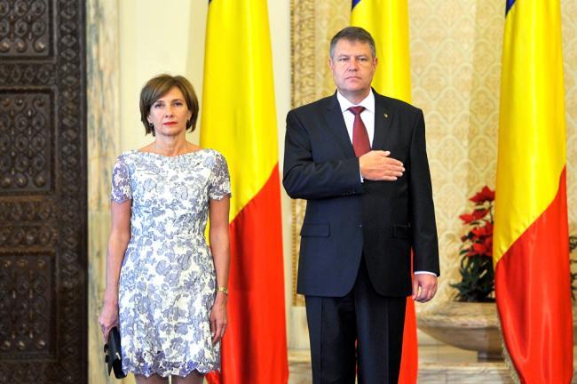 Klaus Iohannis si-a luat iar nevasta la Bruxelles