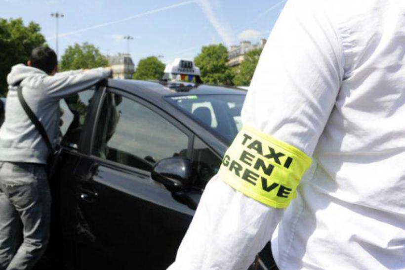 Taximetriștii parizieni blocheazeă accesul către aeroporturi și gări
