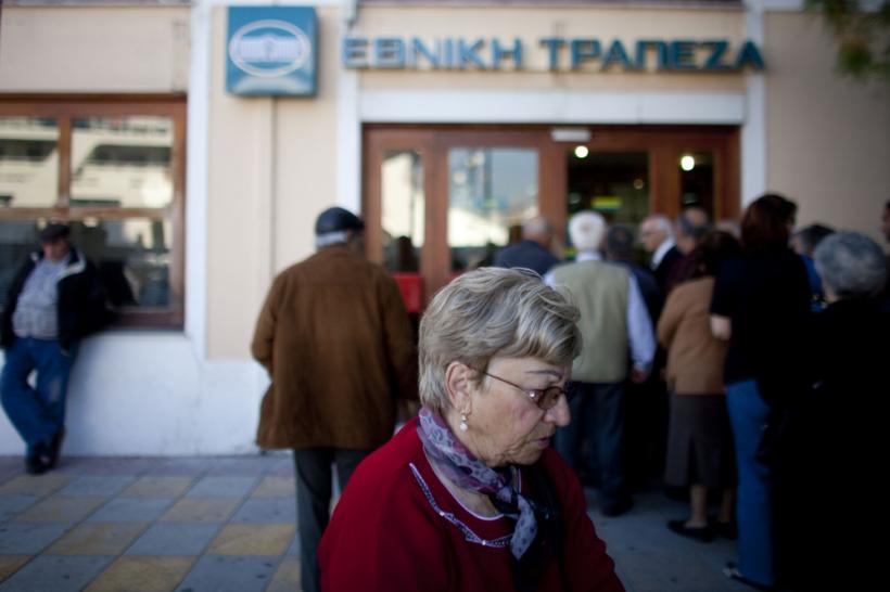 Macedonia a început să îşi retragă banii din băncile elene