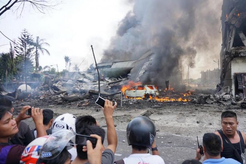 Un avion Hercules s-a prăbuşit într-un oraş indonezian. Sunt peste 100 de victime