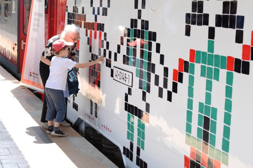 Locomotiva HORA promovează motivele populare româneşti (GALERIE FOTO) 18509036