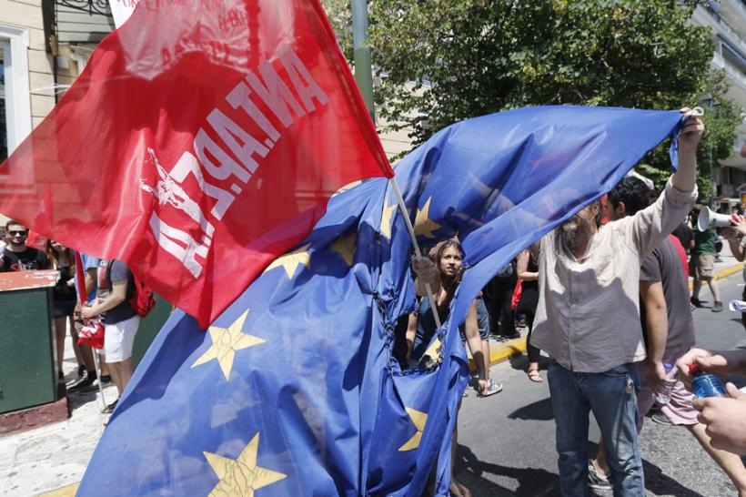 Leul, tot mai insensibil la criza din Grecia 