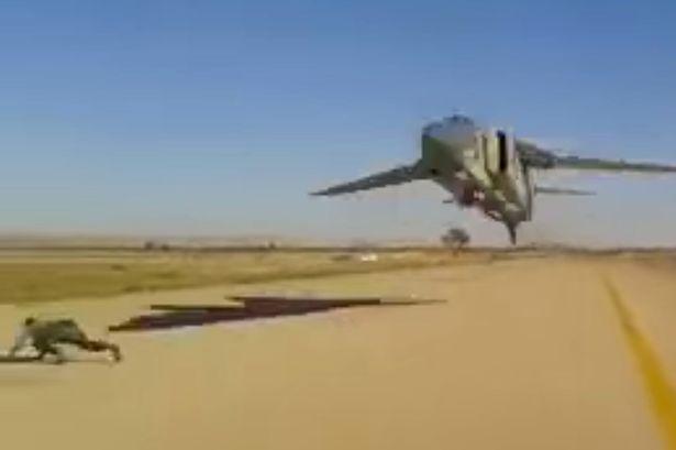 Filmare incredibilă! Un militar fuge din calea unui MIG-25 care zboară la mică înălţime