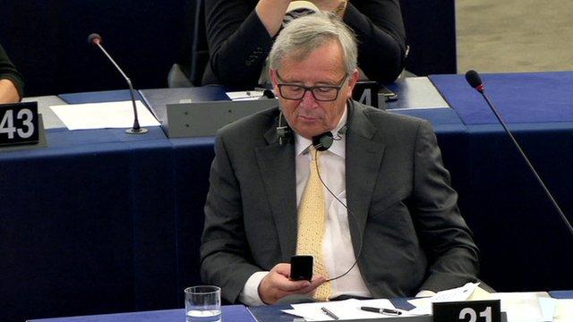 Ce răspuns a avut Jean-Claude Juncker în urma acuzațiilor că stă prea mult pe telefonul mobil