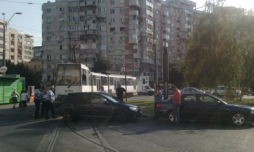 Nou stil de parcare al &quot;şmecherilor&quot; din Bucureşti. Dacă vor, blochează şi tramvaiul (GALERIE FOTO)