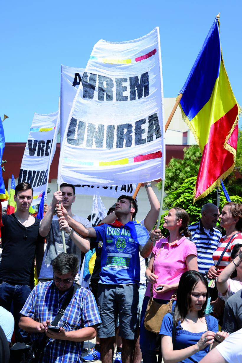 Tinerii basarabeni au venit la București să ceară unirea