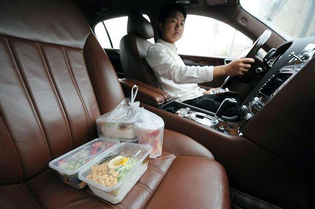 Un milionar chinez livrează pizza cu un Rolls Royce Phantom