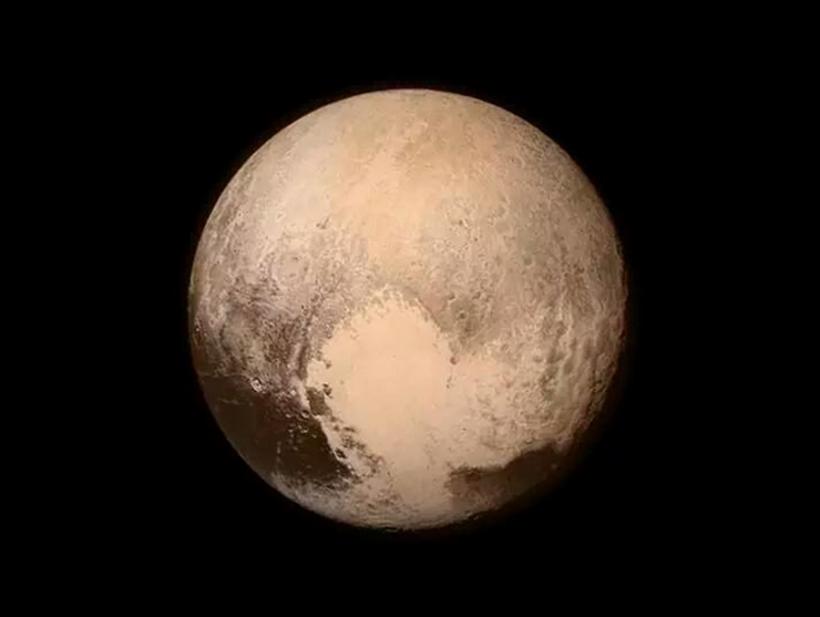Sonda New Horizons a trecut prin cel mai apropiat punct de Pluto