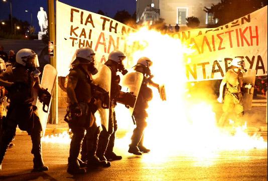 INCIDENTE VIOLENTE in Piața Syntagma din Atena
