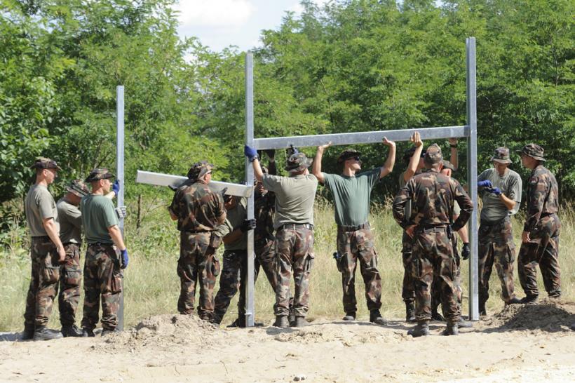 Opoziția din Ungaria reclamă gardul care se construiește la granița cu Serbia