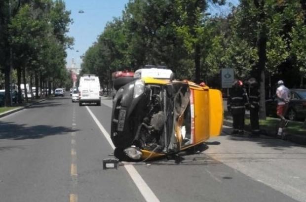 Accident spectaculos, în Bucureşti! Un TAXI s-a răsturnat, lângă Muzeul Satului