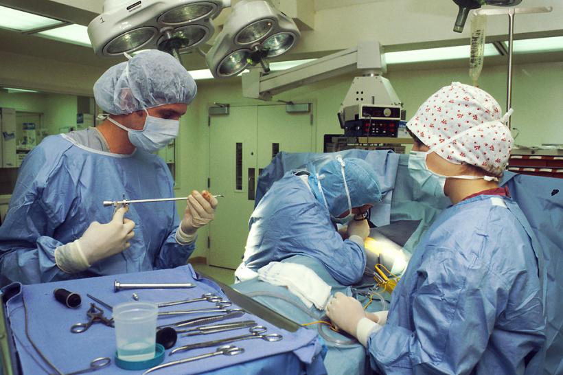 Intervenţie chirurgicală în premieră la Timişoara. Prima operaţie cu un robot ultraperformant