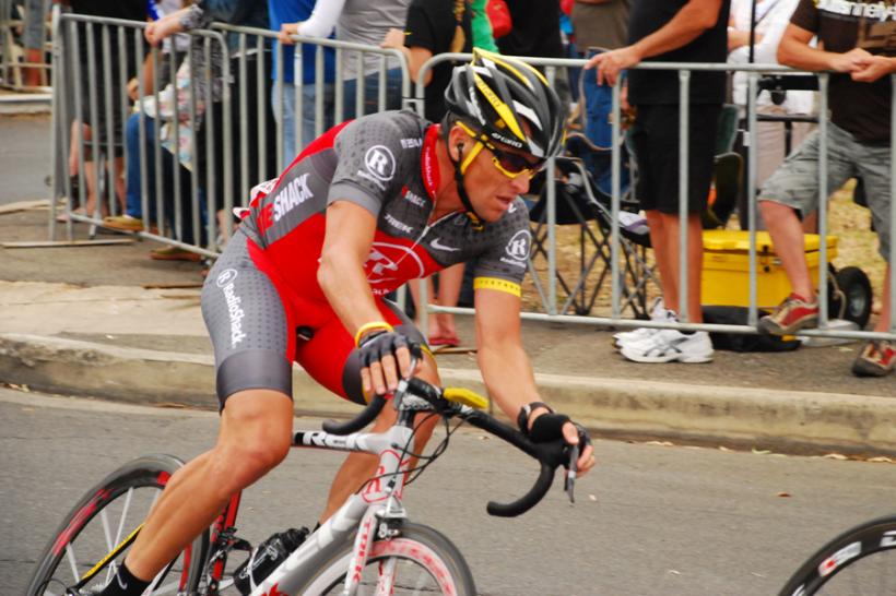 Lance Armstrong pedalează în Turul Franţei pentru o asociaţie caritabilă