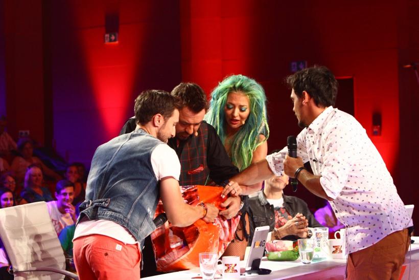 O sacoșă plină cu bomboane, pentru jurații X Factor