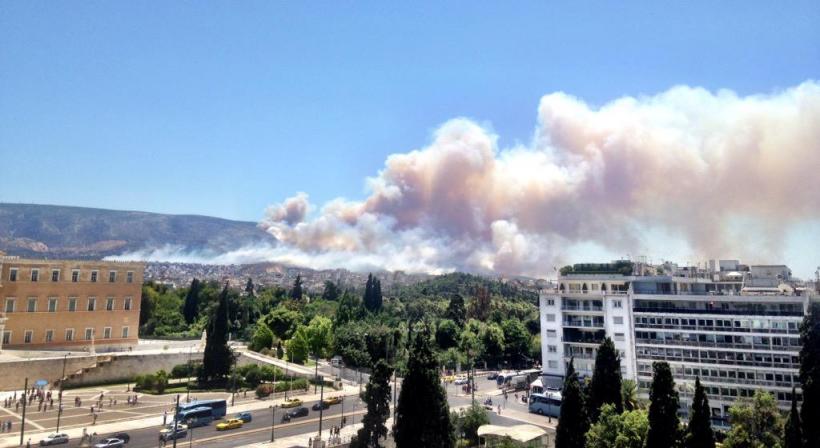 Un incendiu de vegetație a ajuns într-un cartier de la periferia Atenei (VIDEO) - UPDATE