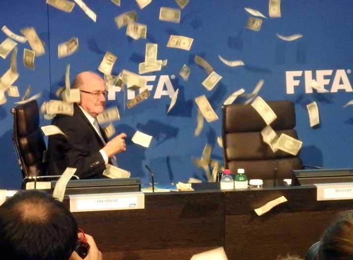 De ce &quot;surpriză&quot; a avut parte Sepp Blatter la o conferinţă de presă