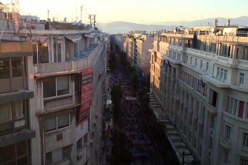 Mii de oameni protestează pașnic la Atena