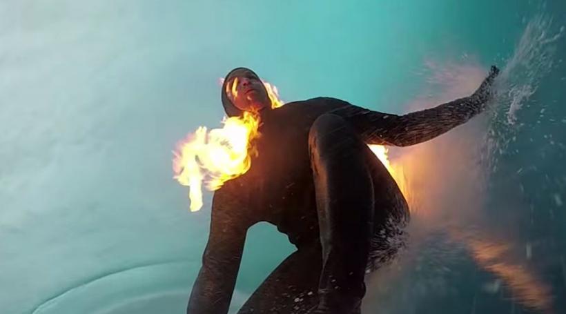 Un surfer și-a dat foc în timp ce plutea peste unul dintre cele mai periculoase valuri din Hawaii (VIDEO)