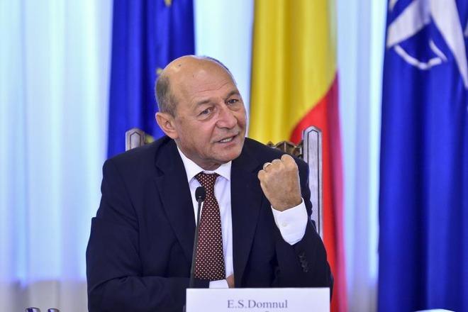 Băsescu: E inadmisibil ca Dragnea să cheme miniştrii la ordin
