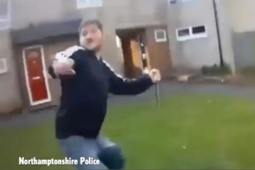 Momente îngrozitoare în care un infractor vrea să înjunghie un poliţist - VIDEO