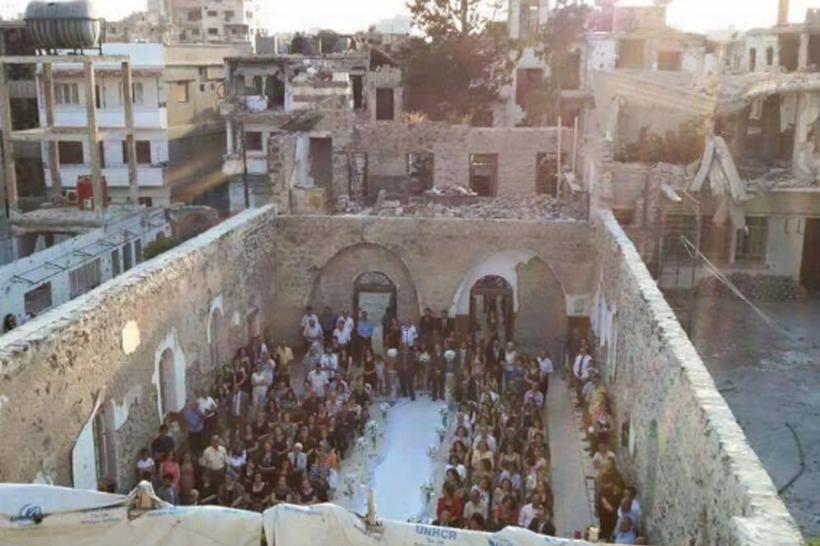 Căsătorie oficiată într-o biserică bombardată din Homs, Siria - FOTO