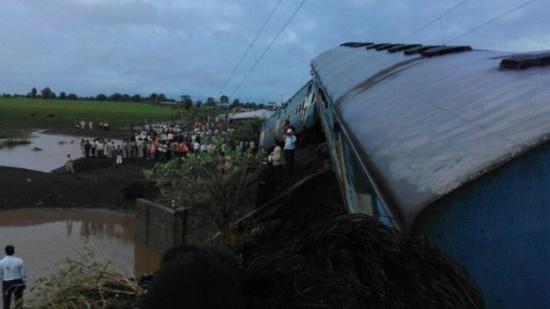 Două trenuri au deraiat, în India! Sunt zeci de morţi şi sute de răniţi