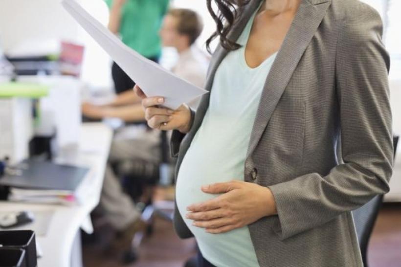 Ce drepturi au la serviciu mamele şi femeile însărcinate