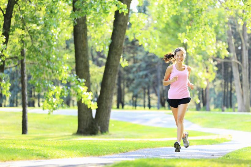 5 exerciții simple pentru a ne menține în formă vara