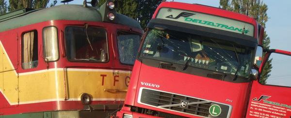 Caraş-Severin. Un tren de persoane a lovit un TIR! Patru răniţi, un vagon deraiat şi trafic feroviar întrerupt