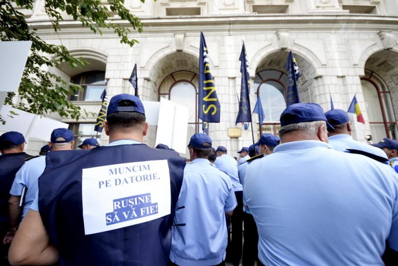 Sindicaliştii din penitenciare au încheiat mitingul din faţa Ministerului Justiţiei; protestele vor continua (GALERIE FOTO)