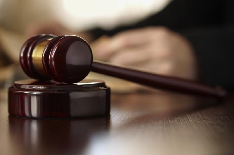 Procesul violatorilor din Vaslui, suspendat; un avocat a recuzat judecătorul