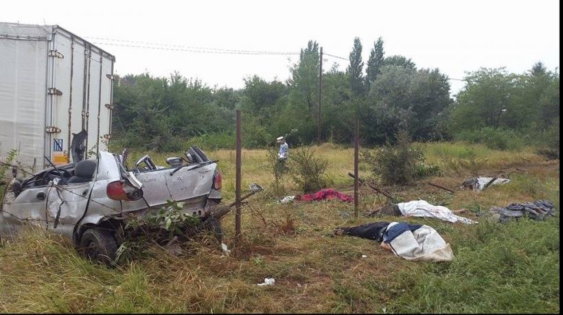 Accident TERIBIL pe DN 2. Patru persoane au MURIT în urma coliziunii dintre un autoturism Matiz şi un TIR