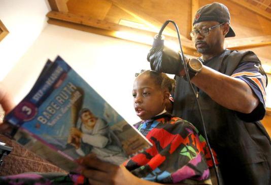 Într-o frizerie din SUA copii se pot tunde gratuit însă trebuie să îndeplinească o condiție