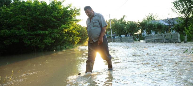 Mai multe gospodării din Tecuci şi Iveşti au fost inundate 