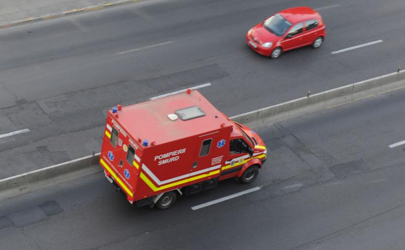 Patru cetăţeni sârbi, răniţi într-un accident rutier pe DN 65