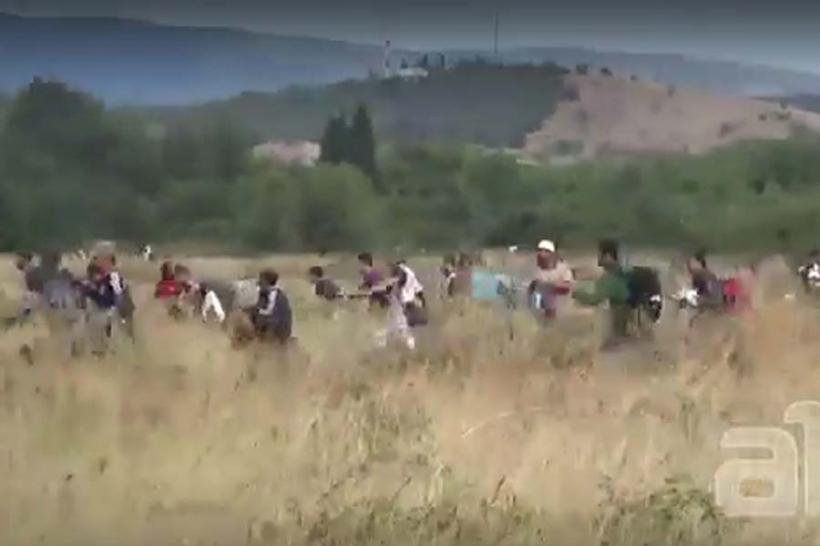 Nouă busculadă la granița dintre Grecia și Macedonia. Sute de refugiați au rupt cordoanele de poliție (VIDEO)