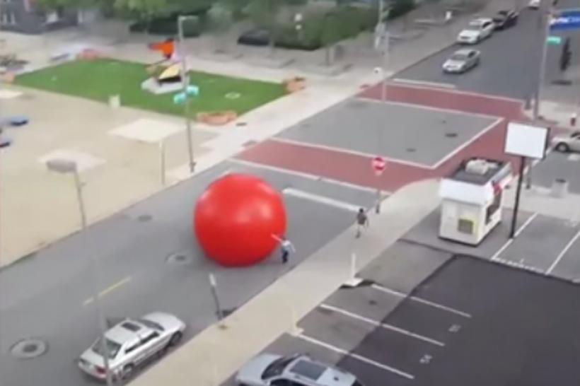 O minge uriaşă a &quot;evadat&quot; dintr-o instalaţie artistică şi s-a rostogolit peste mai multe maşini (VIDEO)