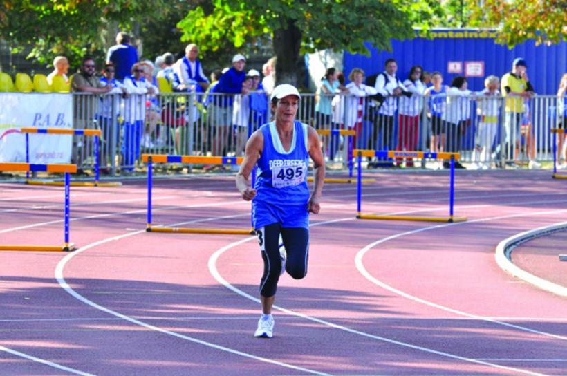 Campioana care se antrenează în curte, pe o saltea de paie 18513156