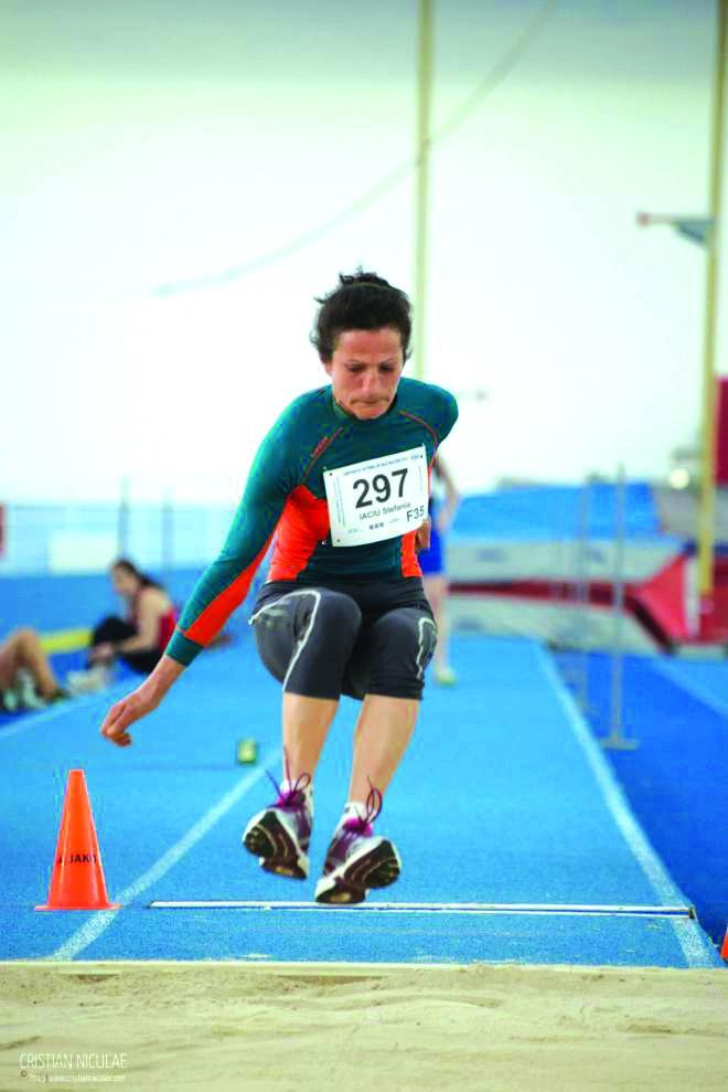 Campioana care se antrenează în curte, pe o saltea de paie 18513157